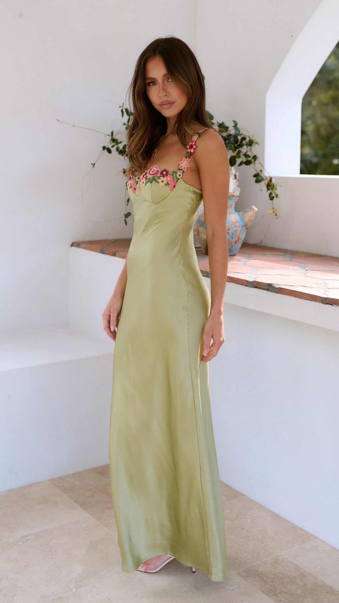 Chelsey - Vestido largo con detalle de flores