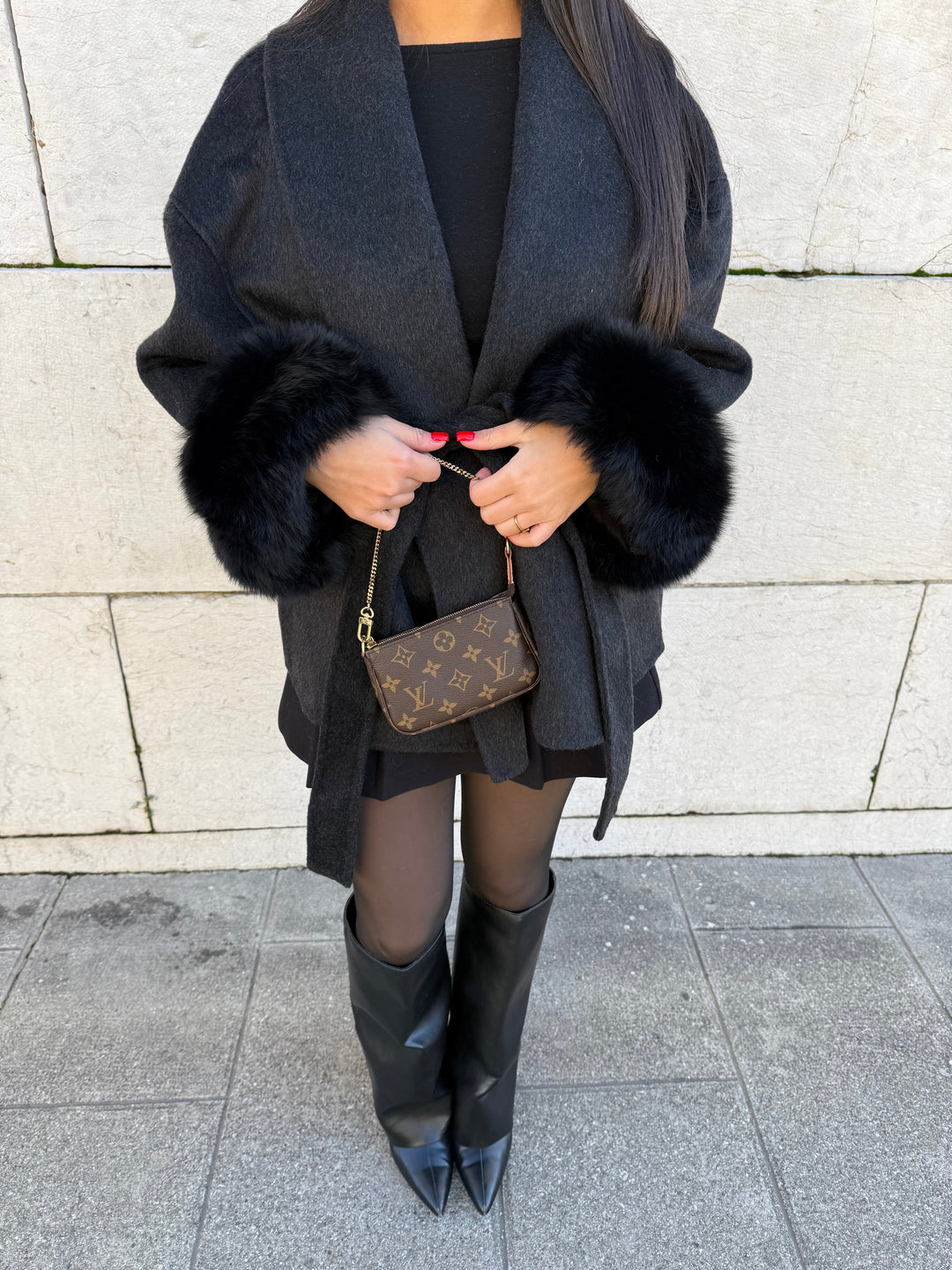 BLACK WOOL COAT WITH FUR - Luxurise - manteau-en-laine-noir-a-fourrure-1 - 